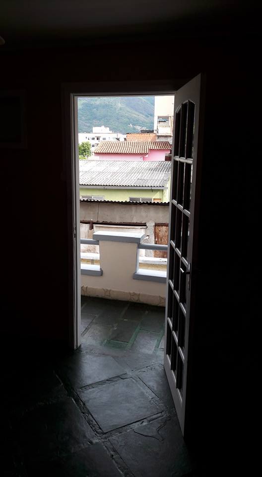 Porta da varanda de dentro do quarto.